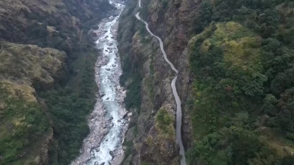 Camino Tallado Los Acantilados Siguiendo Río Marsyangdi Desierto Nepal — Vídeos de Stock