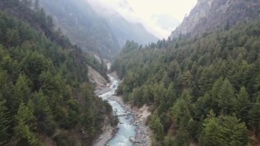 Marsyangdi Nehri Nepal 'deki Annapurna Dağları' ndaki kanyonu kesiyor..