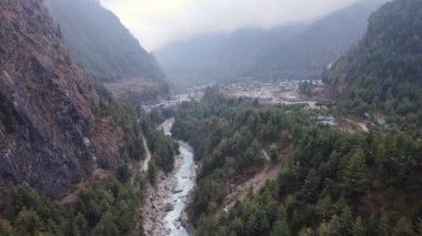 Nehir boyunca nehri takip ederek Annapurna Dağları 'ndaki Nepal' deki Chame Köyü 'ne giden hava manzarası.