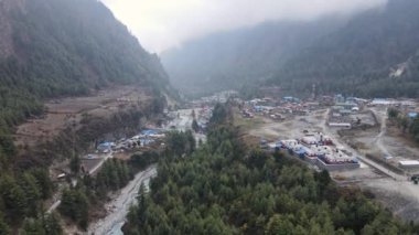 Nepal 'deki Annapurna Dağları' ndaki Chame Köyü üzerinde uçuyor..