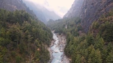 Nepal 'de Marsyangdi Nehri' nin üzerinde derin kanyonda uçuyorlar..