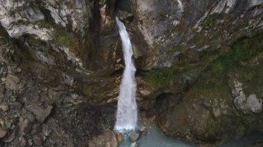 Chame Şelalesi Marsyangdi Nehri 'ne akıyor..