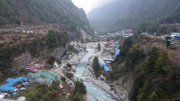 Río Marsyangdi Atravesando Chame Village Nepal Observando Puente Que Cruza — Vídeos de Stock