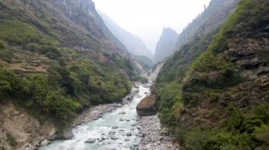 Marsyangdi Nehri kanyonu keserken Nepal 'deki vahşi doğada tekrar tekrar uçuyor..