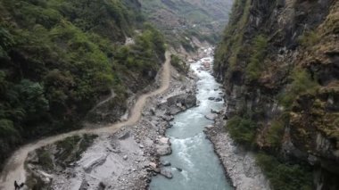 Marsyangdi Nehri boyunca uzanan toprak yolun Nepal kanyonundaki havadan görünüşü.