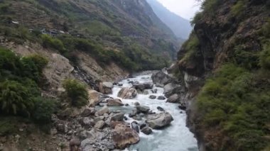 Marsyangdi Nehri Nepal 'deki Annapurna Dağları' ndaki kanyondan aşağı akıyor..