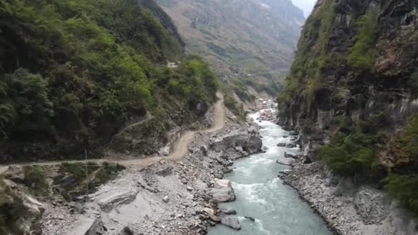 Winding Dirt Road Cut Canyon Marsyangdi River Annapurna Mountains Nepal — Stockvideo