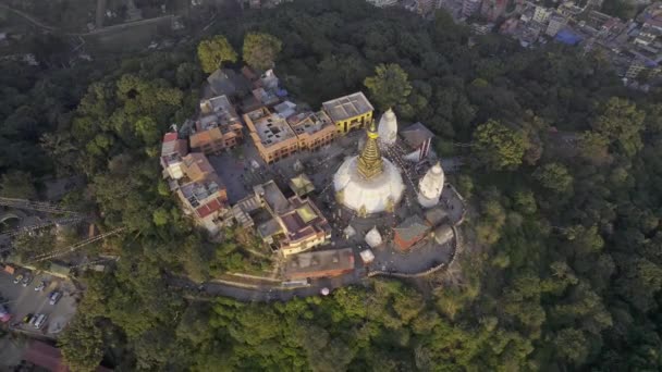 Κοιτάζοντας Κάτω Στο Swayambhunath Stupa Από Εναέρια Άποψη Αποκαλύπτοντας Κατμαντού — Αρχείο Βίντεο