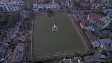 Katmandu üzerinde Dunbar Lisesi 'nin yanındaki gölete bakan hava manzarası..
