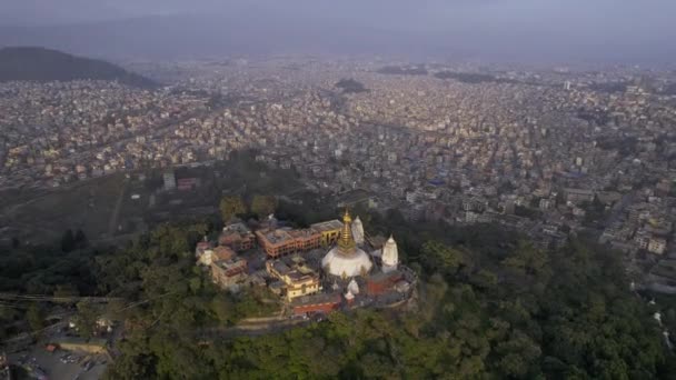 Aerial View Kathmandu Flying Swayambhunath Stupa Get Closer View — Vídeo de stock