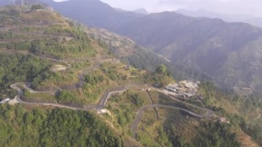Banepa Bardibas 'ın hava görüntüsü, Nepal' deki hava manzaralı otoyol, dağlarda bir aşağı bir yukarı dönüyor..