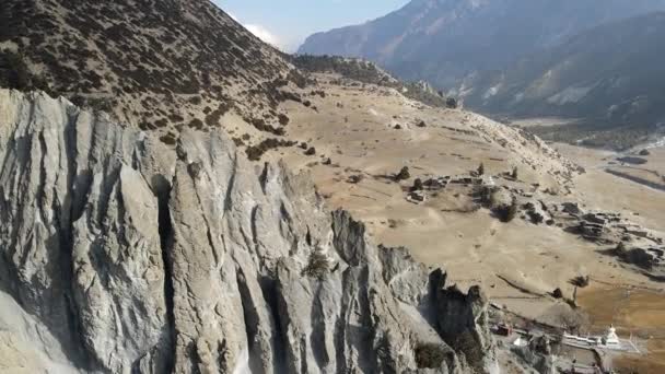 Volando Sobre Una Colina Con Vistas Aldea Bhraka Cerca Manang — Vídeo de stock