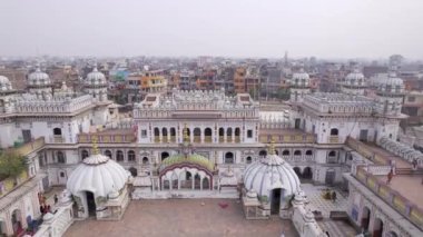 Janakpur şehrinin üzerinde Nepal 'deki Janaki Tapınağı' nın yanından uçan bir güvercin sürüsü görülüyor..