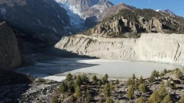 Manang, Nepal yakınlarındaki Himalaya Dağları 'nda üzerinde buz olan Gangapurna Gölü' ne doğru uçuyor..
