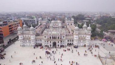 Janakpur Nepal 'deki Janaki Tapınağı' nın üzerinde uçarken sisli şehri seyrediyor..