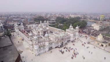 Janakpur 'daki Janaki Tapınağı' nda, bulutlu bir günde insanlar havadan görülürken,.