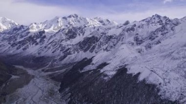 Kyanjin Vadisi, Nepal 'deki Himalaya Dağları' nın karları boyunca uzanan hava manzaralı bir vadidir..