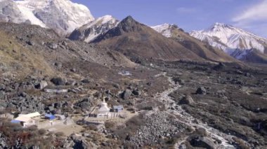 Nepal 'deki Kyanjin Gompa çevresindeki Himalaya dağlarının hava manzarası..