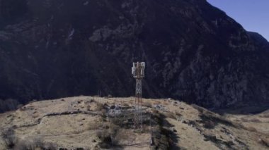 Langtang 'da bir radyo kulesinin etrafında dönüyor. Nepal' de güneş enerjisiyle Himalaya dağlarında küçük bir köye yakın bir yerde..