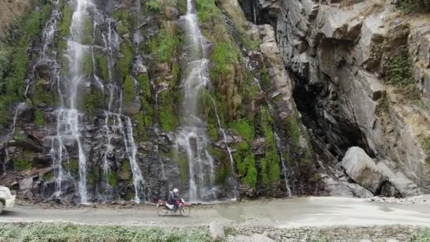 在尼泊尔喜马拉雅山脉Manang附近的土路上开车经过的Chame Waterfall — 图库视频影像