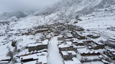 Nepal 'deki fırtınadan sonra Manang karla kaplandı..