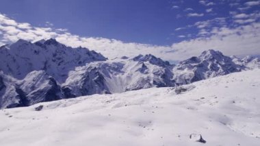 Himalayalar 'da kar üzerinde uçarken Nepal' deki dağlara bakıyorum..