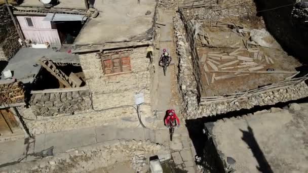 Vista Aérea Pessoas Andando Bicicleta Montanha Através Aldeia Manang Nepal — Vídeo de Stock