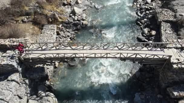 Twee Mensen Fietsen Een Brug Marsyangdi Bij Manang Nepal — Stockvideo