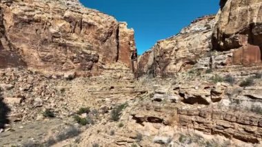 Baharın güneşli bir gününde Utah Çölü 'nde San Rafael Swell kanyonunda uçmak..