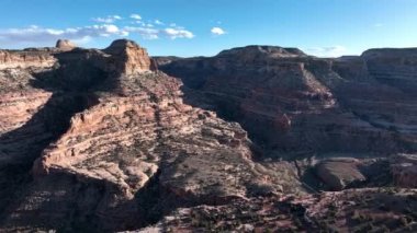 Utah 'taki çöl kanyonlarının Wedge' den San Rafael dalgası boyunca havadan görünüşü..