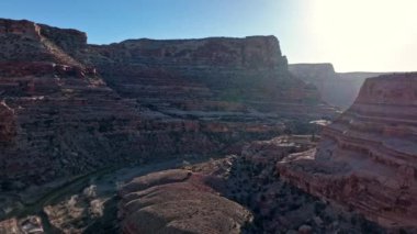 San Rafael 'deki Utah Çölü' nün engebeli topraklarında uçmak Kanyon boyunca ilerlemek.