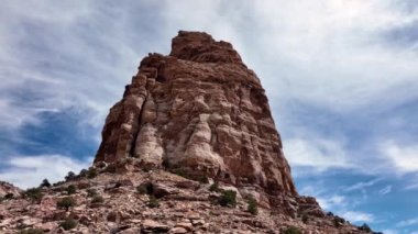 Utah Çölü 'ndeki çöl kulesinin etrafında dönüyor ve yukarı bakıyor..