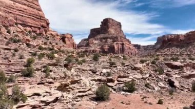 Utah 'taki San Rafael Dalgası' nda kayalık çöl arazisinde uçarak kanyonları ve kayalıkları seyrediyorum..