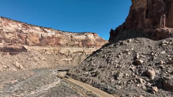 Vliegen Door Woestijn Canyon Als Vrachtwagen Trailer Rijden Onverharde Weg — Stockvideo