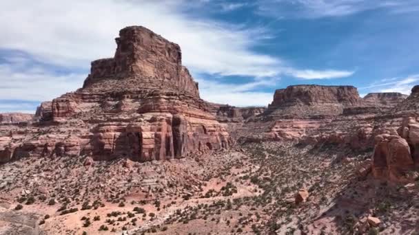 在犹他州红岩沙漠峡谷上空倒飞 俯瞰着圣拉斐尔井的风景 — 图库视频影像