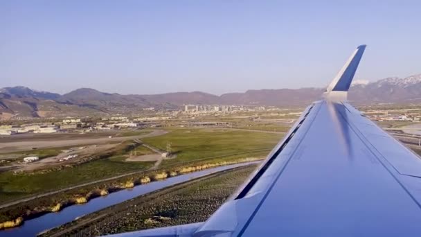 在犹他州盐湖国际机场降落时从飞机上看到的景象 — 图库视频影像