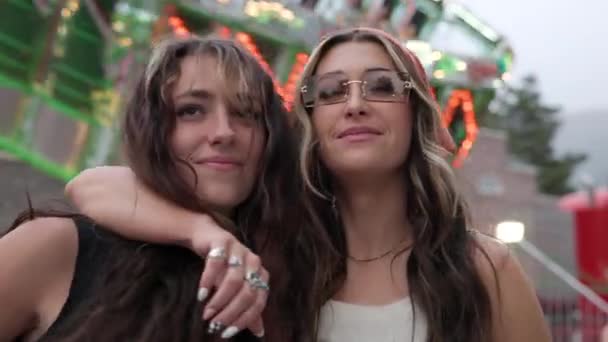 Hermanas Abrazándose Posando Delante Del Paseo Carnaval Mientras Sonríen — Vídeos de Stock