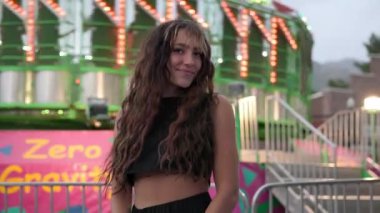 Dönerken karnavalın önünde duran genç kadına doğru yaklaş..