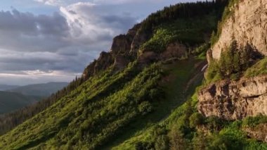 Utah 'taki Timpanogos Dağı boyunca Sundance yakınlarındaki Aspen Grove' da uçurumların üzerinden uçuyor..