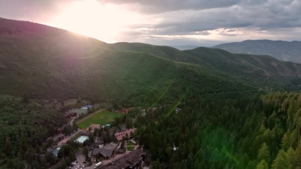 Letecký Pohled Letící Nad Sundancí Horách Utah Budovy Pod Nimi — Stock video