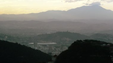 Bu dağlar ve tepeler mesafe Rio de Janeiro arkasında yükselen farklı düzeylerde vitrinde hala bir klip olduğunu. Dağların manzarası altında olup cityscapte yukarıda