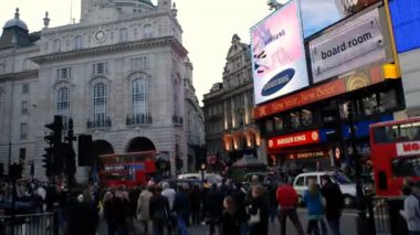 Londra, İngiltere - Ekim 2011: Piccadilly Circus İngiltere'de, insanlarla meşgul sokaklar, binalar ve dijital görüntüler satır sokaklar dolu.