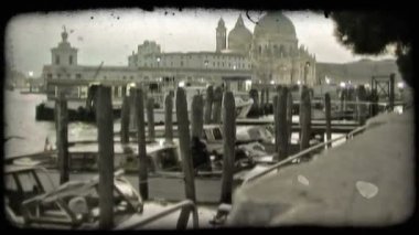 Uzak çekim, İtalya için bir iskele üzerinde dini bir bina. Vintage stilize video klip.