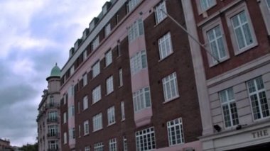 Londra, İngiltere - 11 Ekim 2011: Londra, İngiltere'de bir bulutlu gökyüzü karşı yüksek binaların görünümünü seyahat düşük açılı.