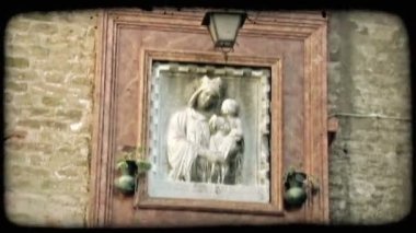 Bir kadın ve bir bebek İtalya heykel. Vintage stilize video klip.