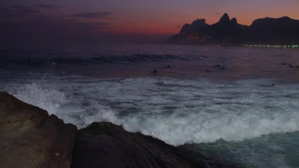 Sunset Pan Geschoten Van Rotsen Van Water Rollen Naar Het — Stockvideo