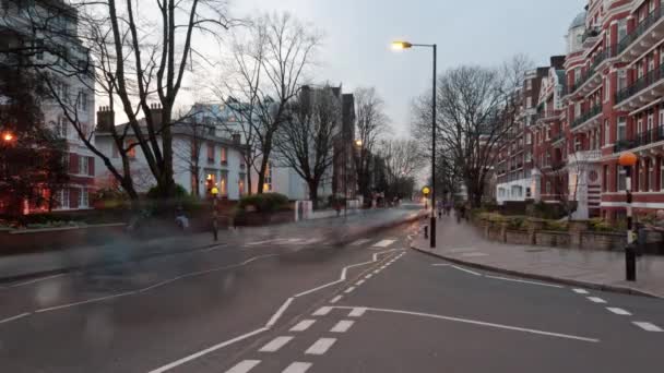ロンドンのアビー ロードでのトラフィックの時間経過 それはミステリーと通過する車 階建てバスと歩行者が運動のぼかし — ストック動画