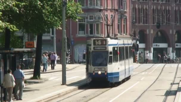 Амстердам Нидерланды Circa 2013 Снимок Трамвая Направляющегося Камере Амстердаме Нидерланды — стоковое видео