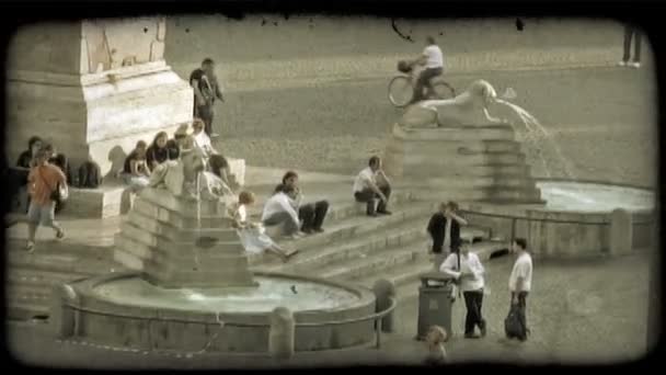 Люди Сидят Проходят Мимо Двух Фонтанов Городской Площади Винтажный Стилизованный — стоковое видео