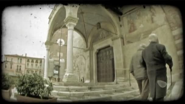 Una Coppia Più Anziana Entra Una Cattedrale Clip Video Stilizzato — Video Stock